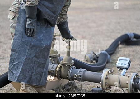 Questi soldati mostrati in queste foto provengono dalla Riserva dell'Armata e dalla Guardia Nazionale in tutti gli Stati Uniti. Questo corso di formazione è stato completato sul sito 12A del complesso Fort Dix Range. Gli specialisti della fornitura di petrolio sovrintegono all'uso del petrolio da parte dell'esercito. Ma sono molto di più degli addetti alle stazioni di servizio; questi soldati sono addestrati a gestire una serie di attrezzature utilizzate nella distribuzione del petrolio. Alimentano i veicoli dell'esercito e gli aeromobili e assicurano che il petrolio sia maneggiato in modo sicuro e conforme al protocollo. (Foto scattate dal centro di supporto alla formazione di Fort Dix [TSC]) Foto Stock