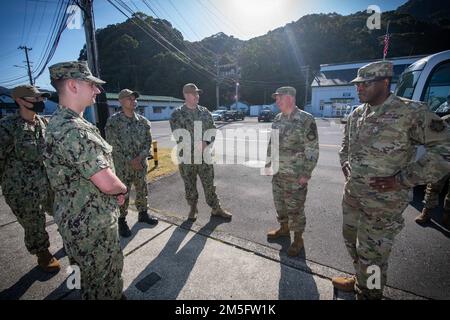 STATI UNITI Ricky Rupp, comandante, forze degli Stati Uniti, Giappone (USFJ) e Stati Uniti Wendell J. Snider, capo senior del comando arruolato, USFJ, incontra i marinai assegnati al NAVSUP Fleet Logistics Center Yokosuka Site Sasebo durante un tour del comandante, Fleet Activities Sasebo (CFAS), 15 marzo 2022. Rupp e Snider hanno fatto un tour delle strutture CFAS e hanno incontrato i leader locali di Sasebo nel quadro di una visita programmata a CFAS per acquisire familiarità con l'installazione, le sue missioni e l'area locale. Foto Stock