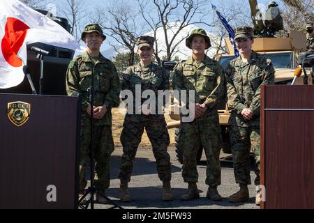 STATI UNITI Marines e i soldati giapponesi della forza di autodifesa di terra posano davanti al Monte Fuji sul campo Takigahara, Prefettura di Shizuoka, Giappone, 15 marzo 2022. Il JGSDF ha ospitato una conferenza stampa bilaterale per rispondere a domande sull'esercizio di difesa marittima Brigata di rapida implementazione anfibia (MDX-ARDB). MDX-ARDB è un esercizio bilaterale volto ad aumentare l'interoperabilità e a rafforzare i legami tra le forze statunitensi e giapponesi per la difesa del Giappone. Foto Stock