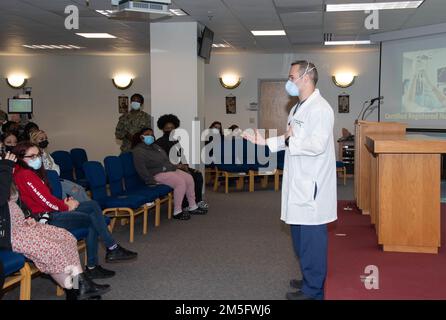 Il Naval Medical Center Portsmouth (NMCP) ha ospitato una giornata di carriera per la scienza, la tecnologia, l'ingegneria e la matematica, tra cui gli studenti delle scuole superiori di Informatica (STEM/CS) Portsmouth School System (PSS), marzo 15. Foto Stock