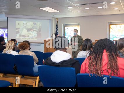 Il Naval Medical Center Portsmouth (NMCP) ha ospitato una giornata di carriera per la scienza, la tecnologia, l'ingegneria e la matematica, tra cui gli studenti delle scuole superiori di Informatica (STEM/CS) Portsmouth School System (PSS), marzo 15. Foto Stock