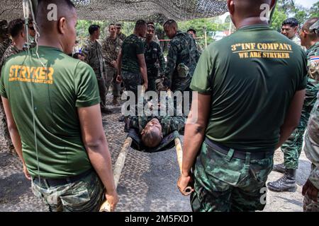 Royal Thai Army Soldiers mostra Stati Uniti Soldati dell'esercito di Braves Company, 4th battaglione, 23rd reggimento di fanteria, 2nd Brigata, 2nd Divisione di fanteria, Come fare e usare una cucciolata di fortuna durante Hanuman Guardian, a Loppuri, Thailandia, 16 marzo 2022. HG 22 aumenta la prontezza, l'interoperabilità e la collaborazione tra le nazioni partner al fine di ottenere soluzioni efficaci alle sfide comuni. Foto Stock