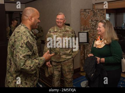 STATI UNITI David Adams, comandante, attività della flotta Sasebo (CFAS), saluta gli Stati Uniti Ricky Rupp, Comandante, United States Forces, Giappone (USFJ) e sua moglie Charlotte Rupp dopo il loro arrivo per una visita alla CFAS 15 marzo 2022. Rupp ha fatto un tour delle strutture CFAS e ha incontrato i leader locali di Sasebo nell'ambito di una visita programmata a CFAS per acquisire familiarità con l'installazione, le sue missioni e l'area locale. Foto Stock