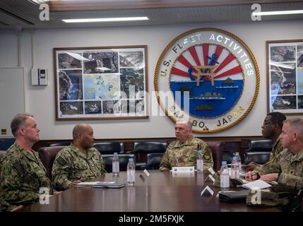 STATI UNITI David Adams, comandante, attività della flotta Sasebo (CFAS), parla con gli Stati Uniti Ricky Rupp, Comandante, United States Forces, Giappone (USFJ) durante un brief al CFAS il 15 marzo 2022. Rupp ha fatto un tour delle strutture CFAS e ha incontrato i leader locali di Sasebo nell'ambito di una visita programmata a CFAS per acquisire familiarità con l'installazione, le sue missioni e l'area locale. Foto Stock