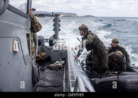 SOUDA BAY, Grecia (15 marzo 2022) Stati Uniti I Marines assegnati alla Task Force 61/2 conducono l'evacuazione degli incidenti e le prove di snag-and-tow con i marinai del Task Group 68,1 a Souda Bay, Grecia, 15 marzo 2022. Task Force 61/2 fornirà temporaneamente il supporto di comando e controllo al comandante degli Stati Uniti Sesta flotta, e sincronizzare unità e capacità del corpo della Marina e della Marina già in teatro, a sostegno degli alleati e partner regionali e degli interessi di sicurezza nazionale degli Stati Uniti. Foto Stock