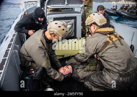 SOUDA BAY, Grecia (15 marzo 2022) Stati Uniti I Marines assegnati alla Task Force 61/2 conducono l'evacuazione degli incidenti e le prove di snag-and-tow con i marinai del Task Group 68,1 a Souda Bay, Grecia, 15 marzo 2022. Task Force 61/2 fornirà temporaneamente il supporto di comando e controllo al comandante degli Stati Uniti Sesta flotta, e sincronizzare unità e capacità del corpo della Marina e della Marina già in teatro, a sostegno degli alleati e partner regionali e degli interessi di sicurezza nazionale degli Stati Uniti. Foto Stock