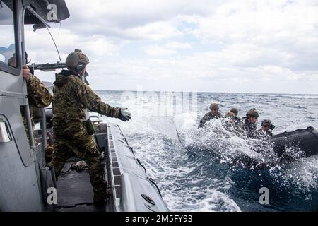 SOUDA BAY, Grecia (15 marzo 2022) Stati Uniti I Marines assegnati alla Task Force 61/2 conducono l'evacuazione degli incidenti e le prove di snag-and-tow con i marinai del Task Group 68,1 a Souda Bay, Grecia, 15 marzo 2022. Task Force 61/2 fornirà temporaneamente il supporto di comando e controllo al comandante degli Stati Uniti Sesta flotta, e sincronizzare unità e capacità del corpo della Marina e della Marina già in teatro, a sostegno degli alleati e partner regionali e degli interessi di sicurezza nazionale degli Stati Uniti. Foto Stock