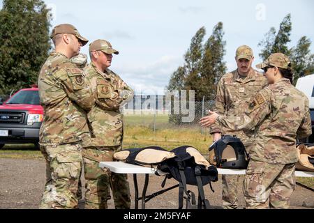 Da sinistra a destra, USA Capo dell'aeronautica Sgt. Keith Scott, 60th Capo comando dell'ala della mobilità aerea, col. Corey Simmons, 60th comandante dell'AMW, ascolta il Senior Airman Steven Pedley e SRA Serena Pedley, entrambi 60th uomini di viaggio per lo smaltimento dell'ordigno esplosivo dell'ingegnere civile Squadron, durante una visita alla gamma EOD della base dell'aeronautica di Travis, California, 15 marzo 2022. Addestrati per rilevare, disarmare e smaltire le minacce esplosive in ambienti estremi, i tecnici EOD fungono da squadra di bombe dell'aeronautica. Foto Stock