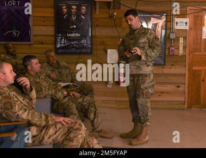 Un istruttore presso l'Armed Forces Radiobiology Research Institute discute gli effetti e i rischi associati alle radiazioni durante un corso Medical Effects of Ionizing Radiation alla base aerea di Soto Cano, Honduras, marzo 15. L'AFRRI fornisce un'esperienza di medicina delle radiazioni rapidamente dispiegabile in risposta a un evento radiologico o nucleare a livello nazionale o all'estero. Foto Stock