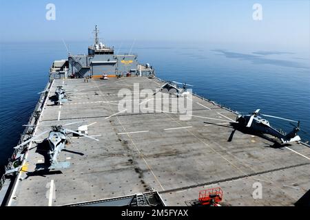 220316-N-QW438-5714 GOLFO ARABICO (16 marzo 2022) - quattro elicotteri MH-60s Seahawk attaccati all'elicottero Sea Combat Squadron 26 a bordo della base marittima Expeditionary USS Lewis B. Puller (ESB 3) mentre operava nel Golfo Arabico, marzo 16. La USS Lewis B. Puller (ESB 3) è schierata nell'area delle operazioni della flotta degli Stati Uniti 5th a sostegno delle operazioni navali per garantire la stabilità e la sicurezza marittima nella regione centrale, collegando il Mediterraneo e il Pacifico attraverso l'Oceano Indiano occidentale e tre punti di arresto strategici. Foto Stock