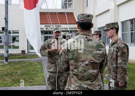 Gli aerei assegnati alla 18th Wing prendono parte a un dettaglio della bandiera Retreat presso la Kadena Air base, Giappone, 15 marzo 2022. Una volta che il ritiro ha inizio alla base aerea di Kadena, è seguito da “Kimi GA Yo”, l'inno nazionale giapponese e gli Stati Uniti Inno nazionale. Foto Stock