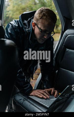 Uno specialista dei sistemi di trasmissione a radiofrequenza utilizza i collegamenti dati stabiliti tra i team TACP Precision Strike e l'Air Operations Center per trasmettere le informazioni di targeting in tempo reale ai piloti A-10C Thunderbolt II provenienti dagli squadroni dei combattenti 74th e 75th come parte dell'esercizio CHAOS QUAKE, Moody Air Force base, Georgia, marzo 15. 2022. L'esercizio ha integrato i programmi pilota TACP, Cyber Systems, Intelligence, radio Frequency Transmission Systems e A-10C Thunderbolt II al fine di simulare la funzionalità indipendente dal cliente per la raccolta di ricognizione, dati di targeting e intento della task force. Foto Stock