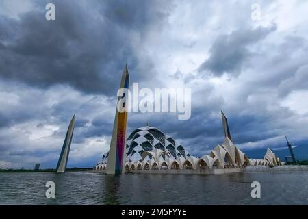 Bandung, Indonesia. 26th Dec, 2022. Vista della moschea di al Jabbar a Bandung. Masjid Raya al-Jabbar può ospitare 50.000 fedeli e sarà inaugurato dal governatore della Giava Occidentale Ridwan Kamil venerdì 30 dicembre 2022. Credit: SOPA Images Limited/Alamy Live News Foto Stock