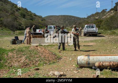 STATI UNITI Marines con Disposal di Ordnance esplosivo, la sede centrale e la sede centrale Squadron, assemblare esplosivi come parte di un improvvisato test di sorveglianza, 15 marzo 2022 presso la Marine Corps Air Station Miramar, San Diego, California. I Marines EOD eseguono test di sorveglianza migliorati per analizzare la durata di servizio di apparecchiature e apparecchiature specifiche. Foto Stock