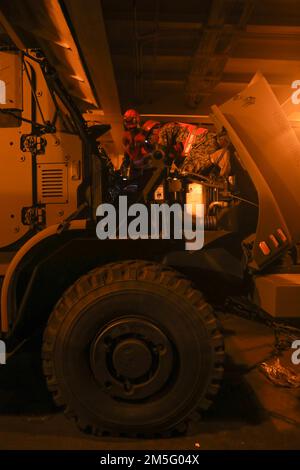 US Marine Corps Lance CPL. Wascar C. Alcantara, centro, e PFC. Christophe O. Rosin, a destra, entrambi gli operatori di veicoli a motore con Combat Logistics Regiment 37, 3rd Marine Logistics Group, effettuano controlli di manutenzione preventiva e servizi di sostituzione di veicoli tattici medi a bordo della USNS 1st Lt Jack Lummus (T-AK 3011) durante l'esercizio Atlantic Dragon sul Marine Corps Support Facility Blount Island, Florida, Stati Uniti, 15 marzo 2022. Atlantic Dragon è un esercizio di generazione della forza che spinge la logistica di combattimento Regiment 37 come gruppo di operazioni di assemblaggio di arrivo per fornire logistica tattica Foto Stock