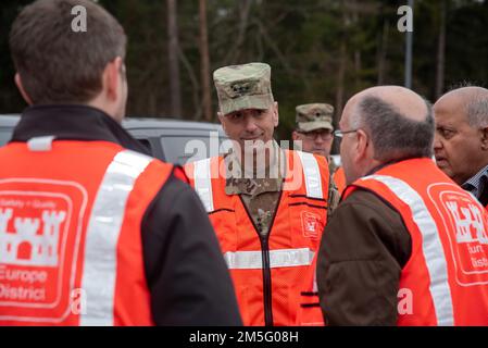 Gen. Scott A. Spellmon (centro), comandante generale degli Stati Uniti Esercito corpo di ingegneri, visita il sito di costruzione della Barracks Rhine Ordnance Barracks Medical Center Replacement progetto a Rhine Ordnance Barracks, Germania, 15 marzo 2022. L'Amministrazione tedesca delle costruzioni, in collaborazione con gli Stati Uniti Esercito di ingegneri, il Distretto d'Europa e gli Stati Uniti Defence Health Agency, ha assegnato un contratto di €859 milioni di euro (circa $969 milioni di dollari) a Züblin e Gilbane Joint Venture per costruire il nuovo ospedale. Foto Stock