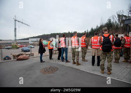 Gen. Scott A. Spellmon, comandante generale degli Stati Uniti Esercito corpo di ingegneri, visita il sito di costruzione della Barracks Rhine Ordnance Barracks Medical Center Replacement progetto a Rhine Ordnance Barracks, Germania, 15 marzo 2022. L'Amministrazione tedesca delle costruzioni, in collaborazione con gli Stati Uniti Esercito di ingegneri, il Distretto d'Europa e gli Stati Uniti Defence Health Agency, ha assegnato un contratto di €859 milioni di euro (circa $969 milioni di dollari) a Züblin e Gilbane Joint Venture per costruire il nuovo ospedale. Foto Stock