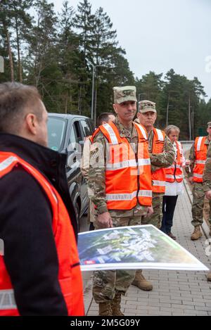 Gen. Scott A. Spellmon, comandante generale degli Stati Uniti Corpo dell'esercito degli ingegneri (USACE), e Gary Lopez, Senior Program Manager presso l'USACE Europe District Hospital Program Integration Office, rivedere una mappa del sito di costruzione del Rhine Ordnance Barracks Medical Center Replacement progetto presso Rhine Ordnance Barracks, Germania, 15 marzo 2022. L'Amministrazione tedesca delle costruzioni, in collaborazione con gli Stati Uniti Esercito di ingegneri, il Distretto d'Europa e gli Stati Uniti Defence Health Agency, ha assegnato un contratto di €859 milioni di euro (circa $969 milioni di dollari) a Züblin e Gilbane Joint Venture t Foto Stock