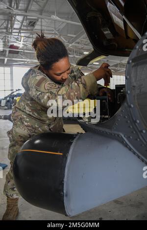 Tecnico Jessica Wilson, 920th manutenzione meccanica Squadron, ripara un'unità di interfaccia radar meteo su un falco HH-60G alla Patrick Space Force base, Florida, 15 marzo 2022. Foto Stock