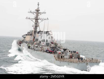 220607-N-LY962-1144 OCEANO PACIFICO (7 giugno 2022) il cacciatorpediniere missilistico guidato classe Burke di Areleigh USS Decatur (DDG 73) si allontana dalla portaerei USS Nimitz (CVN 68) dopo un rifornimento in mare. Nimitz è in corso nell'area operativa della flotta degli Stati Uniti 3rd. Foto Stock