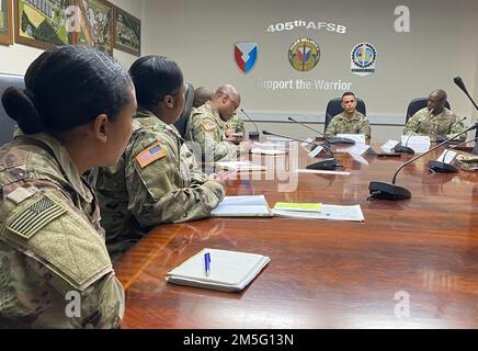 Gli alti funzionari non commissionati ascoltano con attenzione gli Stati Uniti Il comandante maggiore del comando di supporto dell’esercito, il comando Sgt. Maggiore Marco Torres, durante una speciale discussione sullo sviluppo professionale dell’NCO presso la sede della Brigata di supporto sul campo dell’esercito del 405th, marzo 15. Durante la NCOPD, il sergente di comando dell'ASC Major ha sottolineato l'importanza dei leader che fanno sempre uno sforzo per essere lì. Foto Stock