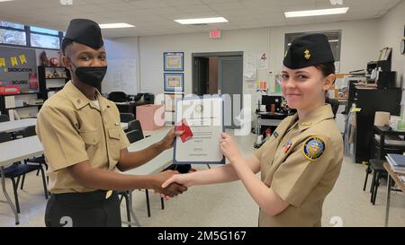 220316-N-LY580-1001 ALEXANDER CITY, ALAH. (16 marzo 2022) Benjamin Russell High School Navy Junior Reserve Officers Training Corps (NJROTC) Senior Cadet Hanna Smith, a destra, presenta una stella del servizio a NJROTC Cadet Damarious McNeal per il completamento riuscito di un corso di studio in materie navali. Foto Stock