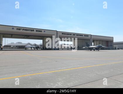 US Air Force F-16 Fighting Falcon Aircraft assegnato alla Wisconsin Air National Guard's 115th Fighter Wing, Truax Field, Madison, Wisconsin, si prepara al decollo in supporto del North American Aerospace Defense Command's (NORAD) Operation Noble Defender (OND), 16 marzo 2022. Come parte dell'OND, che è un'operazione ricorrente, la regione continentale del NORAD degli Stati Uniti (CONR) ha coordinato e condotto le operazioni di addestramento di velivoli bi-nazionali mentre lanciano simultaneamente i jet da differenti posizioni attraverso la costa orientale degli Stati Uniti. Questa iterazione di OND, coinvolgendo First Air Force e Air F. Foto Stock
