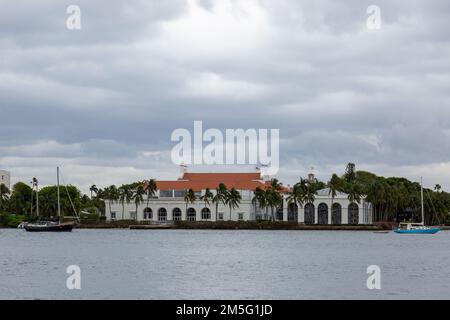 Il museo Henry Flagler Morrison e il Flagler Kenan Pavilion a Palm Beach, Florida, sono stati fotografati dall'altra parte della laguna di Lake Worth. Foto Stock