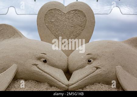 Una scultura di sabbia di Mark Mason e del Team Sandtastic raffigura due delfini innamorati a West Palm Beach, Florida, USA. Foto Stock