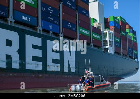 David o’Connell, comandante del settore della Guardia Costiera Maryland - Regione capitale Nazionale, e membri dell'equipaggio della Stazione della Guardia Costiera Curtis Bay monitorare la nave a terra, The Ever Forward, Mercoledì, 16 marzo 2022, Nella baia di Chesapeake. La Guardia Costiera e il Dipartimento dell'ambiente del Maryland stanno lavorando per sviluppare un piano per rifocillare in modo sicuro la nave di 1.095 piedi che trasporta 4.964 contenitori di merci secche generiche. Foto Stock