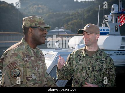 STATI UNITI Navy Command Master Capo Dennis Hunt, comandante capo comandante, Fleet Activities Sasebo (CFAS) parla con gli Stati Uniti Wendell J. Snider, capo del comando delle forze aeree leader arruolato, United States Forces Japan, durante una visita alla CFAS il 16 marzo 2022. Snider e gli Stati Uniti Ricky Rupp, comandante, USFJ ha fatto un tour delle strutture CFAS e ha incontrato i leader locali di Sasebo nel quadro di una visita programmata a CFAS per acquisire familiarità con l'installazione, le sue missioni e l'area locale. Foto Stock