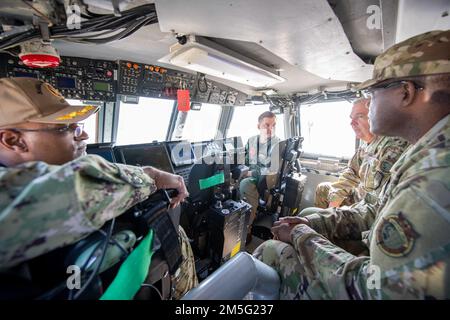 STATI UNITI Ricky Rupp, comandante, forze degli Stati Uniti, Giappone (USFJ), secondo da destra, E negli Stati Uniti Wendell J. Snider, leader senior del comando arruolato, USFJ, parla con CMdR. Wilbur Hines, ufficiale comandante della Naval Beach Unit 7 (NBU7) e Senior Chief gas turbine Systems Technician Jorey Love a bordo di un'imbarcazione da atterraggio, cuscino d'aria (LCAC) durante un tour di NBU7 impianti presso Commander, Fleet Activities Sasebo (CFAS) 16 marzo 2022. Rupp e Snider hanno fatto un tour delle strutture CFAS e hanno incontrato i leader locali di Sasebo come parte di una visita programmata a CFAS per aumentare Foto Stock