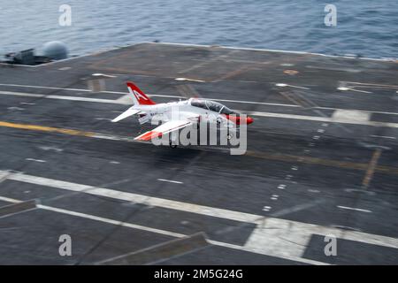 220316-N-DU622-1012 OCEANO PACIFICO (Mar. 16) Un T-45C Goshawk del 'aquile d'oro' di formazione Squadron (VT) 22, fa un atterraggio di un ingranaggio arrestato sul ponte di volo della portaerei USS Nimitz (CVN 68). Nimitz sta conducendo operazioni di routine. Foto Stock