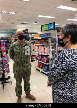 SINGAPORE (16 marzo 2022) ADM posteriore Carl Lahti, comandante, Stati Uniti Forze navali Giappone/Comandante, Stati Uniti Navy Region Japan, riceve un tour del Navy Exchange dal responsabile del negozio, Aurora Ramos. Foto Stock