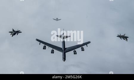 B-52H Stratofortesses e F-22 Raptors volano in formazione durante l'operazione NOBLE DEFENDER sul Golfo dell'Alaska, 16 marzo 2022. NOBLE DEFENDER è un'operazione di difesa aerea del North American Aerospace Defense Command in cui le forze statunitensi si integrano con i partner della sicurezza e della difesa per garantire una deterrenza integrata e difendersi dalle minacce provenienti da tutte le vie di approccio. Foto Stock