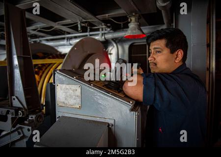 220316-N-SY758-1062 OCEANO ATLANTICO (16 marzo 2022) Sonar Technician (Surface) 3rd Classe Ruben Villescas, assegnato alla portaerei USS George H.W. Boccola (CVN 77), aziona un pannello di controllo del sistema di allarme siluro, 16 marzo 2022. George H.W. Bush fornisce all'autorità di comando nazionale una capacità di lotta contro la guerra flessibile e personalizzabile attraverso il gruppo di attacco dei vettori che mantiene la stabilità e la sicurezza marittima al fine di garantire l'accesso, scoraggiare l'aggressione e difendere gli interessi degli Stati Uniti, alleati e partner. Foto Stock