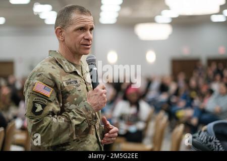Sergente maggiore dell'Esercito Micheal A. Grinston, membro senior del servizio arruolato e consigliere degli Stati Uniti Capo di stato maggiore dell'esercito, ha un municipio per rispondere alle domande dei membri della famiglia dei soldati recentemente dispiegati da 1st squadra di combattimento della Brigata Armorata, 3rd divisione di fanteria, su Fort Stewart, Georgia, 16 marzo, 2022. Il Fort Stewart-based 1st ABCT, 3rd ID è andato in Germania per rassicurare gli alleati della NATO, dissuadere l'aggressione russa e per essere pronto a sostenere una serie di altri requisiti nella regione. La brigata corazzata ha recentemente completato un dispiegamento di nove mesi a sostegno degli alleati e dei partner statunitensi Foto Stock