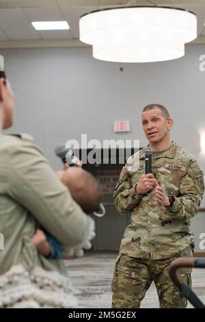 Sergente maggiore dell'Esercito Micheal A. Grinston, membro senior del servizio arruolato e consigliere degli Stati Uniti Capo di stato maggiore dell'esercito, ha un municipio per rispondere alle domande dei membri della famiglia dei soldati recentemente dispiegati da 1st squadra di combattimento della Brigata Armorata, 3rd divisione di fanteria, su Fort Stewart, Georgia, 16 marzo, 2022. Il Fort Stewart-based 1st ABCT, 3rd ID è andato in Germania per rassicurare gli alleati della NATO, dissuadere l'aggressione russa e per essere pronto a sostenere una serie di altri requisiti nella regione. La brigata corazzata ha recentemente completato un dispiegamento di nove mesi a sostegno degli alleati e dei partner statunitensi Foto Stock