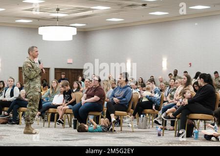 Sergente maggiore dell'Esercito Micheal A. Grinston, membro senior del servizio arruolato e consigliere degli Stati Uniti Capo di stato maggiore dell'esercito, ha un municipio per rispondere alle domande dei membri della famiglia dei soldati recentemente dispiegati da 1st squadra di combattimento della Brigata Armorata, 3rd divisione di fanteria, su Fort Stewart, Georgia, 16 marzo, 2022. Il Fort Stewart-based 1st ABCT, 3rd ID è andato in Germania per rassicurare gli alleati della NATO, dissuadere l'aggressione russa e per essere pronto a sostenere una serie di altri requisiti nella regione. La brigata corazzata ha recentemente completato un dispiegamento di nove mesi a sostegno degli alleati e dei partner statunitensi Foto Stock