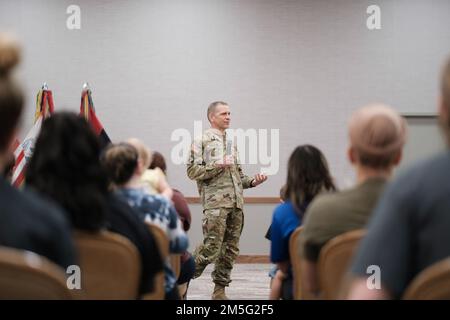 Sergente maggiore dell'Esercito Micheal A. Grinston, membro senior del servizio arruolato e consigliere degli Stati Uniti Capo di stato maggiore dell'esercito, ha un municipio per rispondere alle domande dei membri della famiglia dei soldati recentemente dispiegati da 1st squadra di combattimento della Brigata Armorata, 3rd divisione di fanteria, su Fort Stewart, Georgia, 16 marzo, 2022. Il Fort Stewart-based 1st ABCT, 3rd ID è andato in Germania per rassicurare gli alleati della NATO, dissuadere l'aggressione russa e per essere pronto a sostenere una serie di altri requisiti nella regione. La brigata corazzata ha recentemente completato un dispiegamento di nove mesi a sostegno degli alleati e dei partner statunitensi Foto Stock