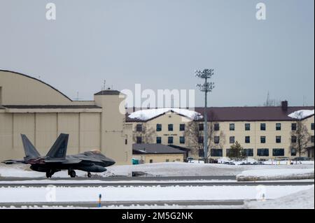 NEGLI STATI UNITI Air Force F-22 Raptor, assegnata a 3rd Wing, decoltra durante l'operazione NOBLE DEFENDER presso la base militare Elmendorf-Richardson, Alaska, 16 marzo 2022. NOBLE DEFENDER è un'operazione di difesa aerea NORAD che consente una formazione dinamica per la prontezza operativa in un ambiente artico. Foto Stock