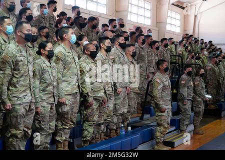 I soldati della Guardia Nazionale Hawai'i e gli Airmen sono stati riconosciuti in una cerimonia dal Governatore David IgE e dalla direzione della Guardia mentre la Joint Task Force della Guardia Nazionale Hawai'i ha trasferito le sue rimanenti responsabilità COVID-19, come vaccinazioni, test, mappatura COVID-19 e screening della temperatura dell'ufficio della disoccupazione, di nuovo allo stato, il 16 marzo 2022, Honolulu Hawaii. Foto Stock