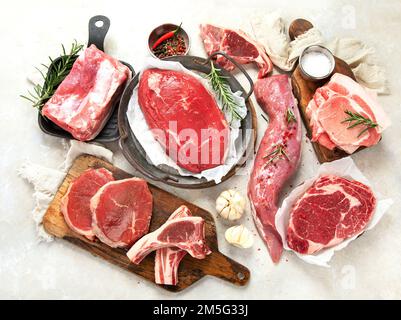 vari tipi di carne fresca: maiale, manzo, tacchino e pollo su un tavolo di  legno, vista dall'alto Foto stock - Alamy