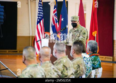 Comandante della Joint Task Force della Guardia Nazionale Hawai'i (HING JTF), Brig. Il generale Moses Kaoiwi loda i successi dei soldati e degli Airmen della Guardia Nazionale delle Hawaii che hanno costituito il JTF HING con il governatore dello Stato di Hawai’i David IgE durante una cerimonia che ha segnato la transizione delle rimanenti responsabilità del COVID-19, come vaccinazioni, test, mappatura COVID-19 e screening della temperatura dell'ufficio della disoccupazione, Ritorno allo stato, 16 marzo 2022, Honolulu Hawaii. Foto Stock