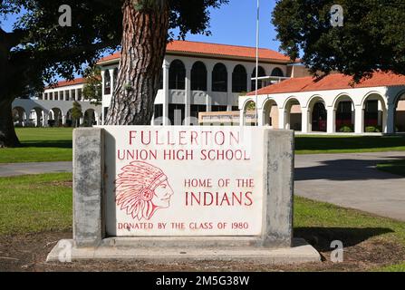 FULLERTON, CALIFORNIA - 21 DEC 2022: Segno, un regalo dalla classe di 1980, a Fullerton Union High School, una scuola superiore pubblica nella zona del centro di Foto Stock