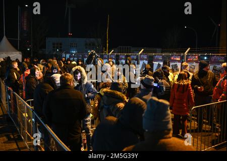 Bremerhaven, Germania. 29th Dec, 2022. Le persone si trovano in lunghe code fuori dal Comet's Factory Outlet per acquistare i fuochi d'artificio di Capodanno. Per la prima volta in tre anni, i rivenditori in Germania inizieranno a vendere i fuochi d'artificio per la vigilia di Capodanno questo giovedì. Credit: Lars Klemmer/dpa/Alamy Live News Foto Stock