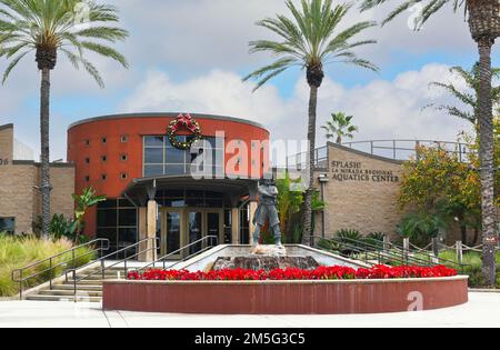 LA MIRADA, CALIFORNIA - 28 DIC 2022: SPLASH! Il centro acquatico regionale la Mirada, con 2 piscine tutto l'anno, un parco acquatico estivo con scivoli e un pigro Foto Stock