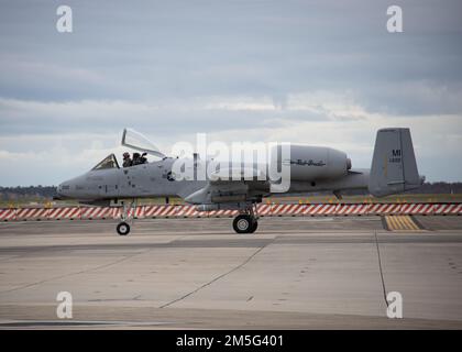 Un A-10 Thunderbolt II, assegnato a 107th Fighter Squadron, 127th Wing, Selfridge Air National Guard base, Michigan, taxi su un taxi a Marine Corps Air Station Cherry Point, North Carolina, 16 marzo 2022. Il 107th ha utilizzato Cherry Point e i suoi campi periferici per le operazioni di ricerca e salvataggio di combattimento. Foto Stock