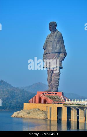 Statua dell'unità, statua colossale di Vallabhbhai Patel, la statua più alta del mondo, situata nella colonia di Kevadia, Gujarat, India Foto Stock