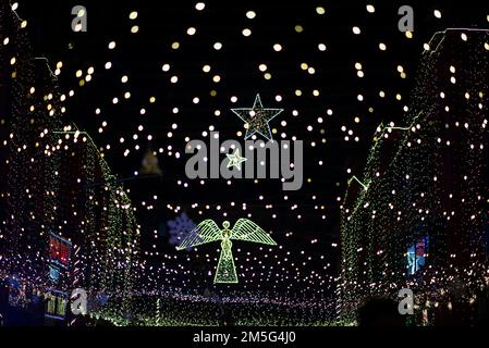 Decorazione di illuminazione a LED natalizia su sfondo nero. Foto Stock